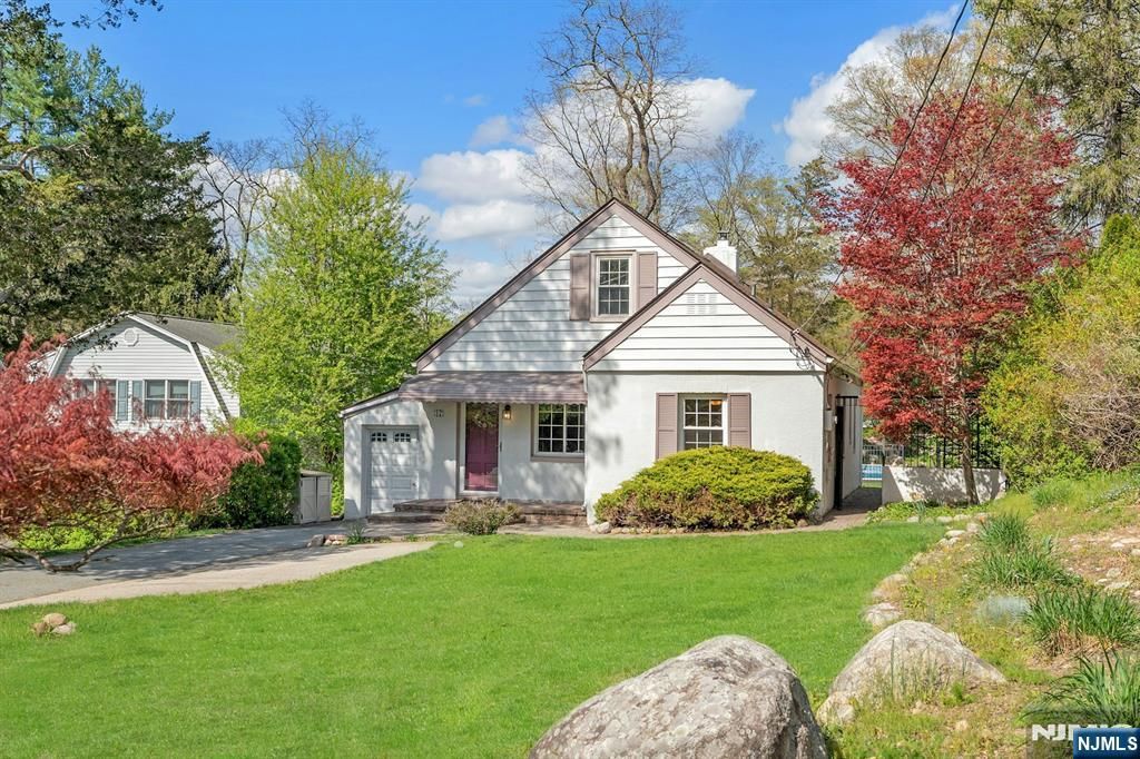 Photo of 17 Andrew Avenue, Oakland, NJ 07436 (MLS # 26013517)