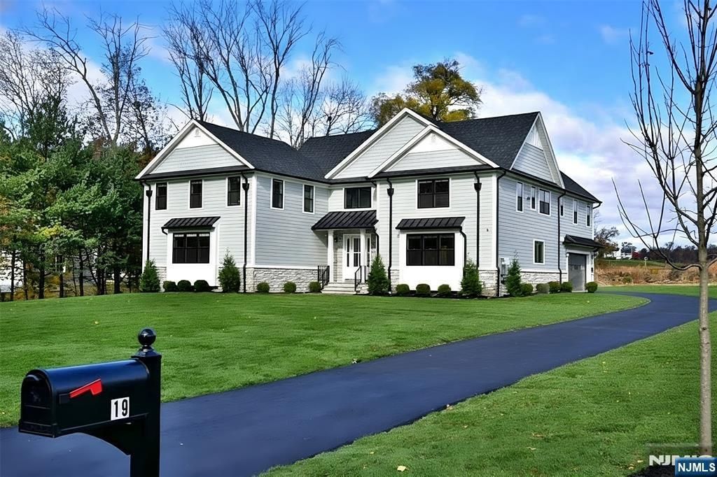 Photo of 19 Meadowbrook Road, Upper Saddle River, NJ 07458 (MLS # 25039645)