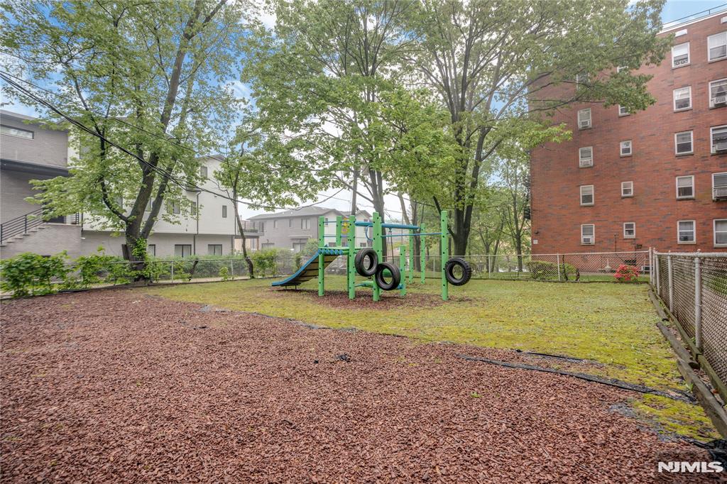 2350 Linwood Avenue 4D