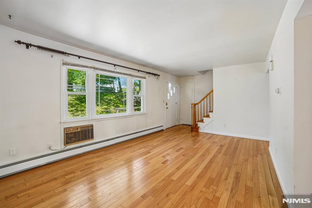 75 W Oakland Avenue