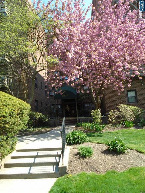 Photo of 2337 Hudson Ter #B15, Fort Lee, NJ 07024 (MLS # 26013336)