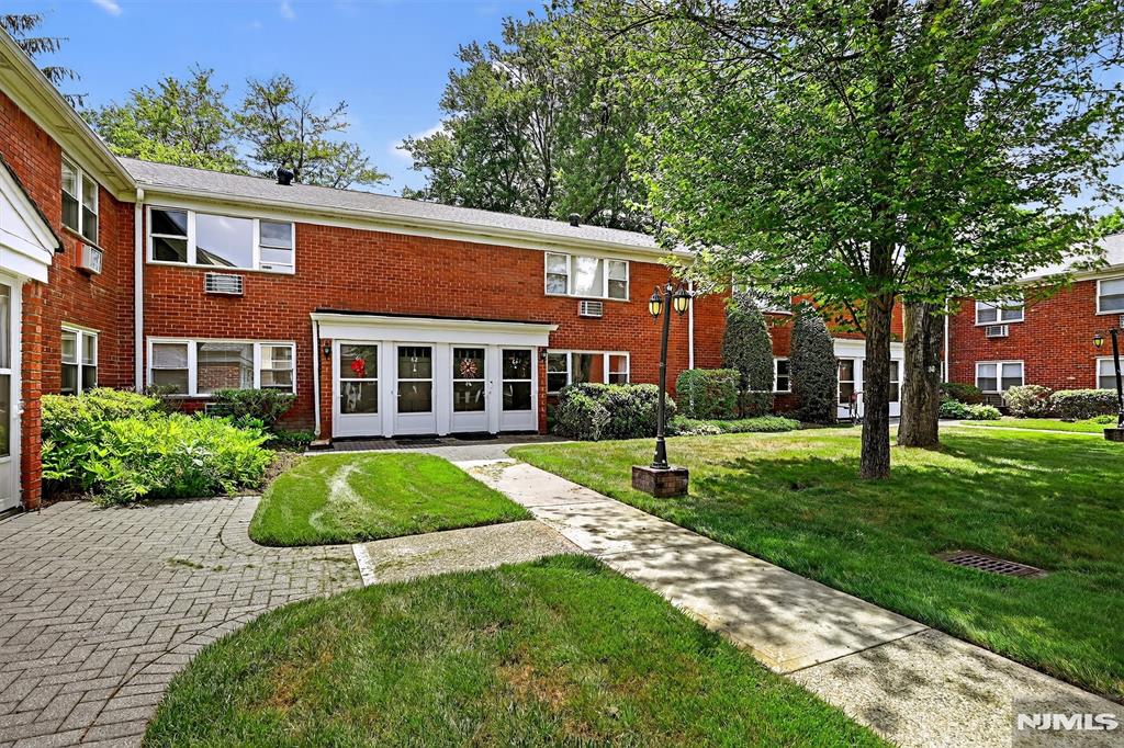 64 Regency Park