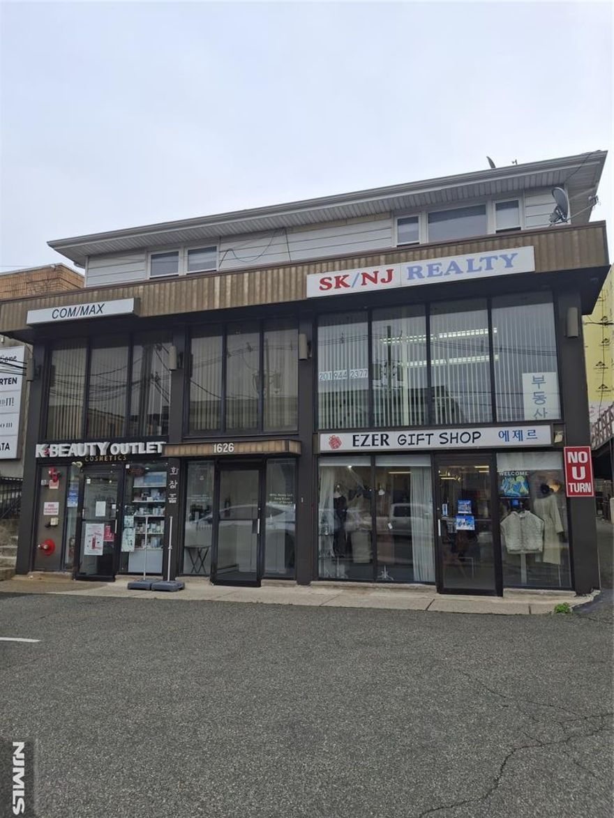 Very good location business center of the vibration town, next to the Moden-new-immense complex. 5 tenants fully occupied (2 retails on the 1st floor, 2 offices on the 2nd floor and one large 2bedroom apt on the 3rd floor, 7-8 open parking spaces in front and back. Lot size 50x96 approx. Building 3,800 approx.