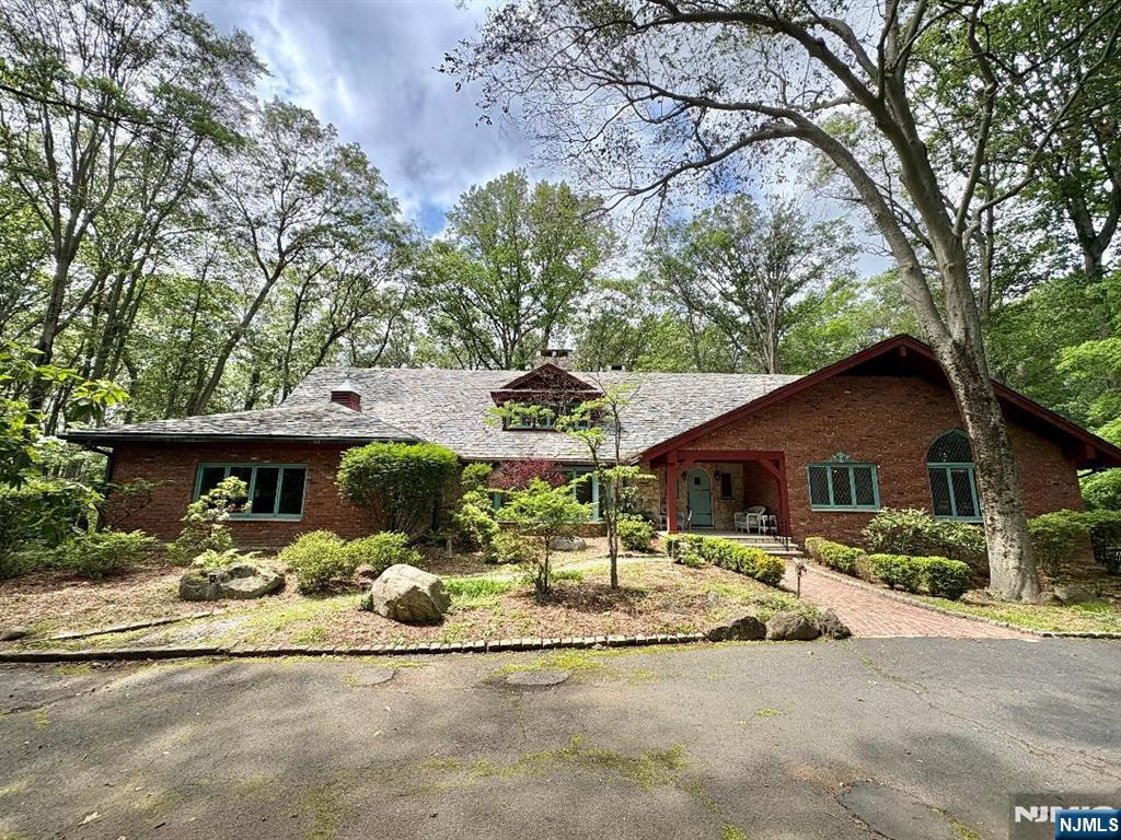 17 Deerhill Drive, Ho-Ho-Kus, New Jersey - 5 Bedrooms  
6 Bathrooms  
15 Rooms - 