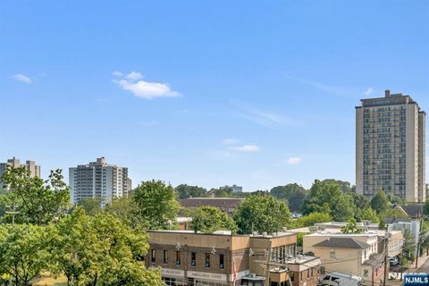 Photo of 2000 Linwood Avenue #6M, Fort Lee, NJ 07024 (MLS # 25027093)