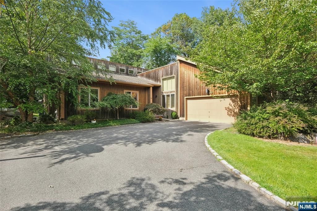 Photo of 43 Franklin Avenue, Livingston, NJ 07039 (MLS # 25037488)