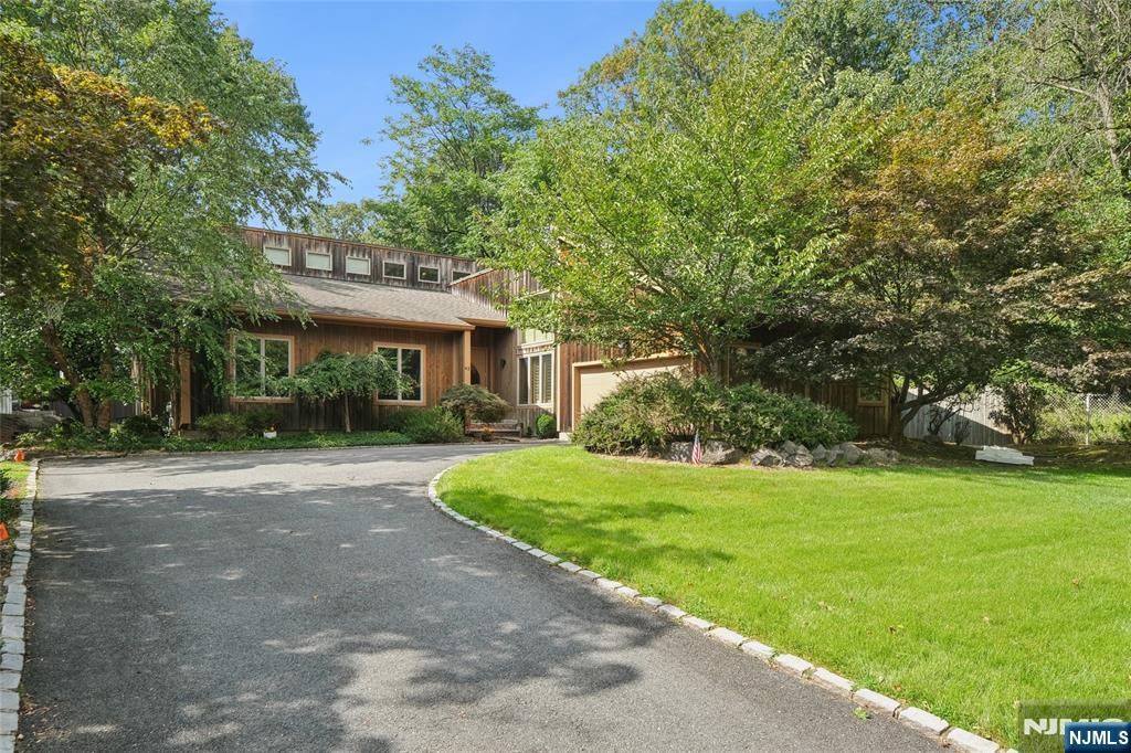 Photo of 43 Franklin Avenue, Livingston, NJ 07039 (MLS # 25037488)