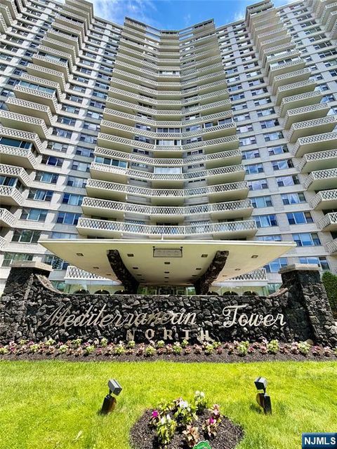 Photo of 2100 Linwood AVE #4P, Fort Lee, NJ 07024 (MLS # 26019306)