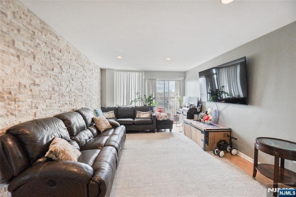 320 Anderson Avenue 2A