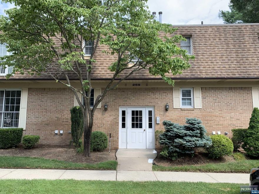 VERY BRIGHT 1 BEDROOM, 1 FULL BATH APARTMENT WITH KITCHEN, DINING AREA AND HUGE LIVING ROOM IN A GREAT LOCATION OF A QUIET AREA OF RIVER VALE. INCLUDED AT THIS COMPLEX IS AN OUTDOOR TENNIS COURT AND SWIMMING POOL FOR TENANTS ENJOYMENT. FEW SHORT BLOCKS DISTANCE TO BUSES, SHOPPING CENTER, BANKS & RESTAURANTS. NO PETS, NO SMOKING. RENTER INSURANCE REQUIRED. OFFERING A OVER SIZE ONE CAR ATTACHED GARAGE BELOW THE UNIT, PLUS AN ASSIGNED OUTSIDE PARKING SPACE AS WELL. TENANT RESPONSIBLE FOR ALL UTILITIES CONSUMED AT THE PREMISES. CENTRAL AIR, LAUNDRY IN UNIT. NTN FULL RENTAL APPLICATION ALONG WITH A CREDIT CHECK AND INTERVIEW REQUIRED. A NICE HOME AND GREAT OPPORTUNITY. A MUST SEE!