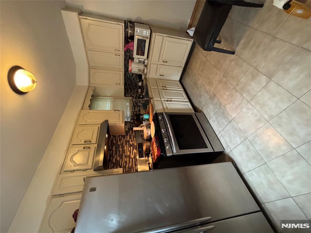 2 Colonial Avenue
