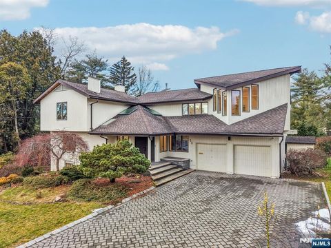 Photo of 22 Laurence Ct, Closter, NJ 07624 (MLS # 25043911)