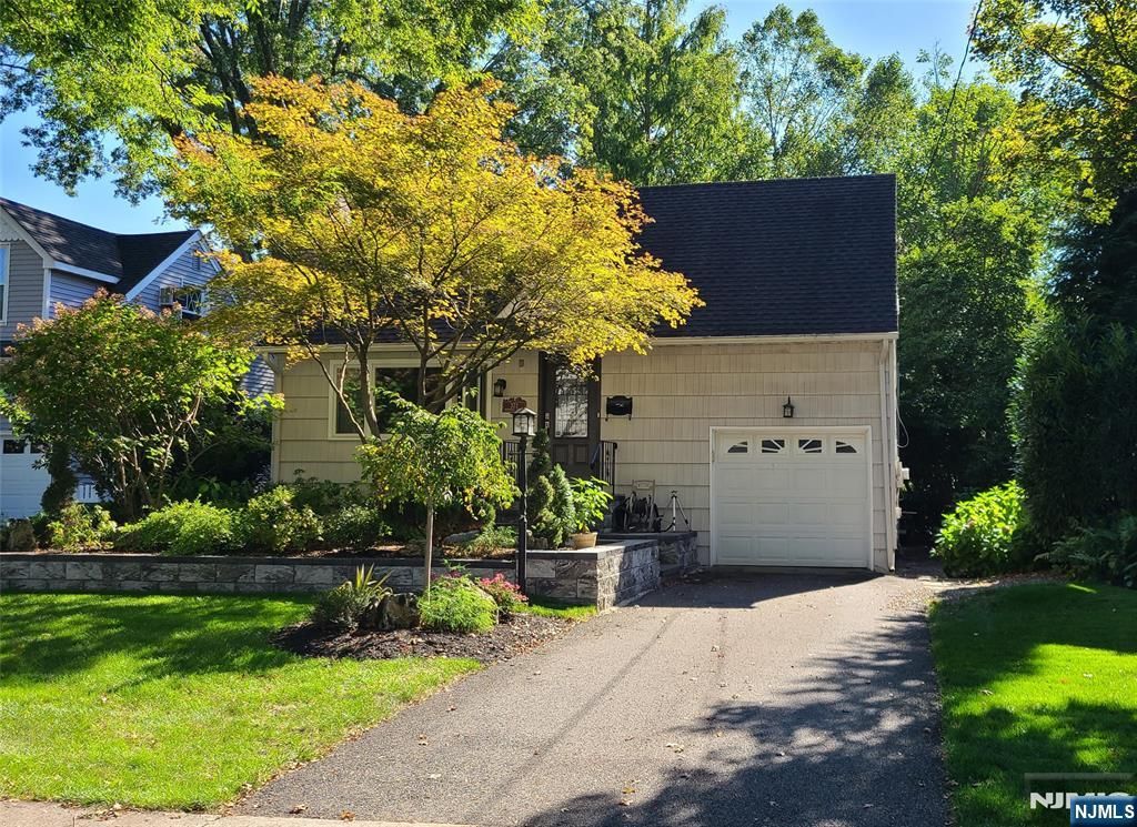 Photo of 322 Marshall Street, Ridgewood Village, NJ 07450 (MLS # 25034762)