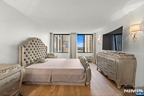 Photo of 300 Winston Dr #707, Cliffside Park, NJ 07010 (MLS # 26036015)
