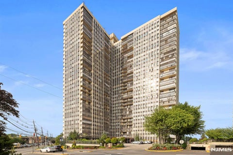 Photo of 300 Winston Dr #707, Cliffside Park, NJ 07010 (MLS # 26036015)