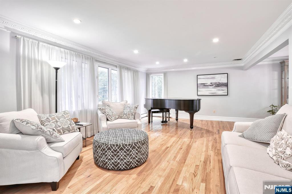 868 Meadow Lane