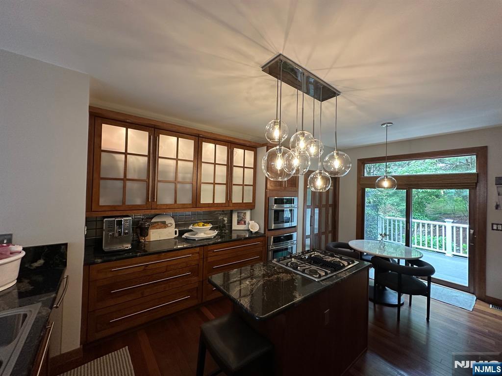 7 Cobblestone Court