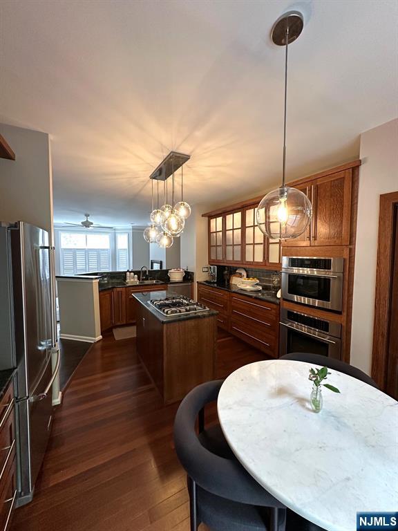 7 Cobblestone Court