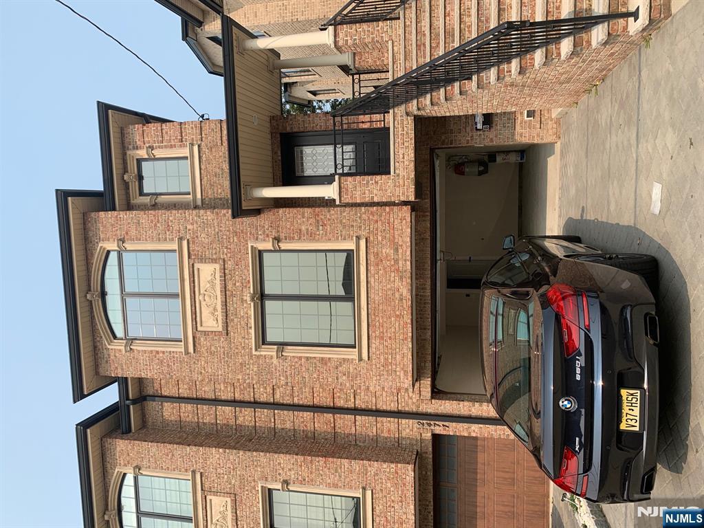 2471 6th St A, Fort Lee, New Jersey - 3 Bedrooms  
3.5 Bathrooms  
11 Rooms - 