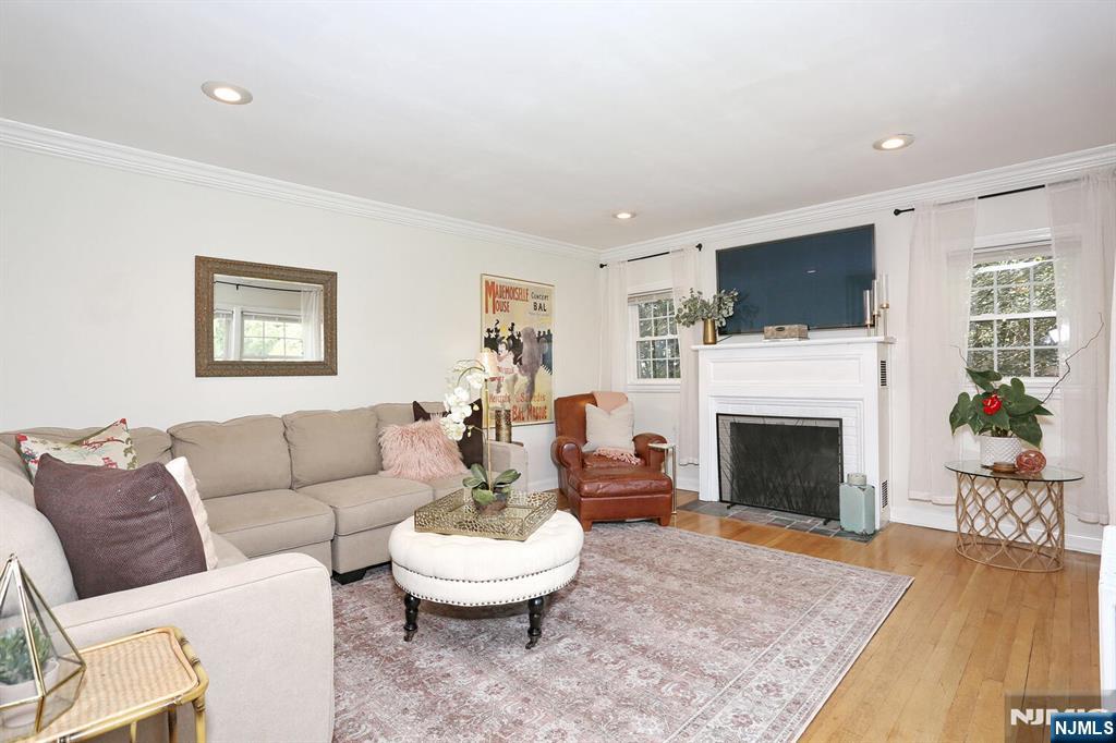 853 S MAPLE Avenue