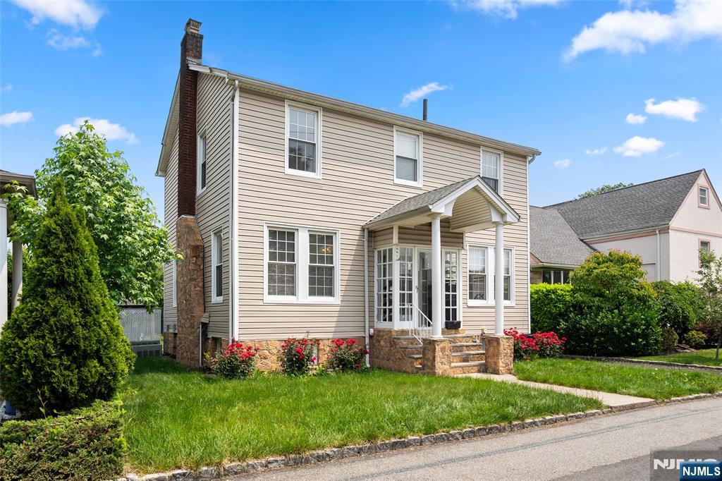 3 Drury Lane, Fort Lee, New Jersey - 4 Bedrooms  
3 Bathrooms  
8 Rooms - 