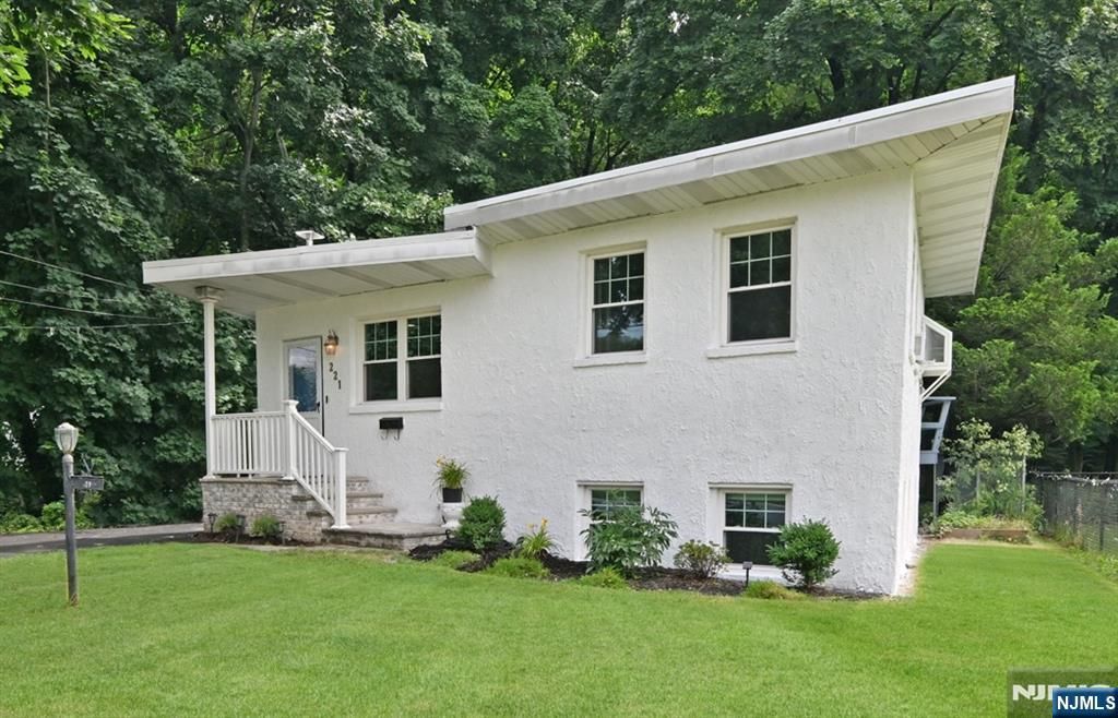 Photo of 221 Lakeview Drive, Ridgewood Village, NJ 07450 (MLS # 26009212)