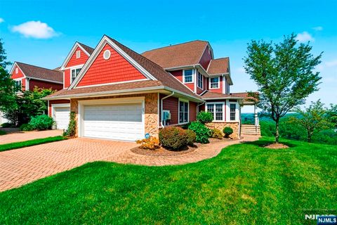 Photo of 20 Kelburn Court, Hardyston, NJ 07419 (MLS # 26027439)