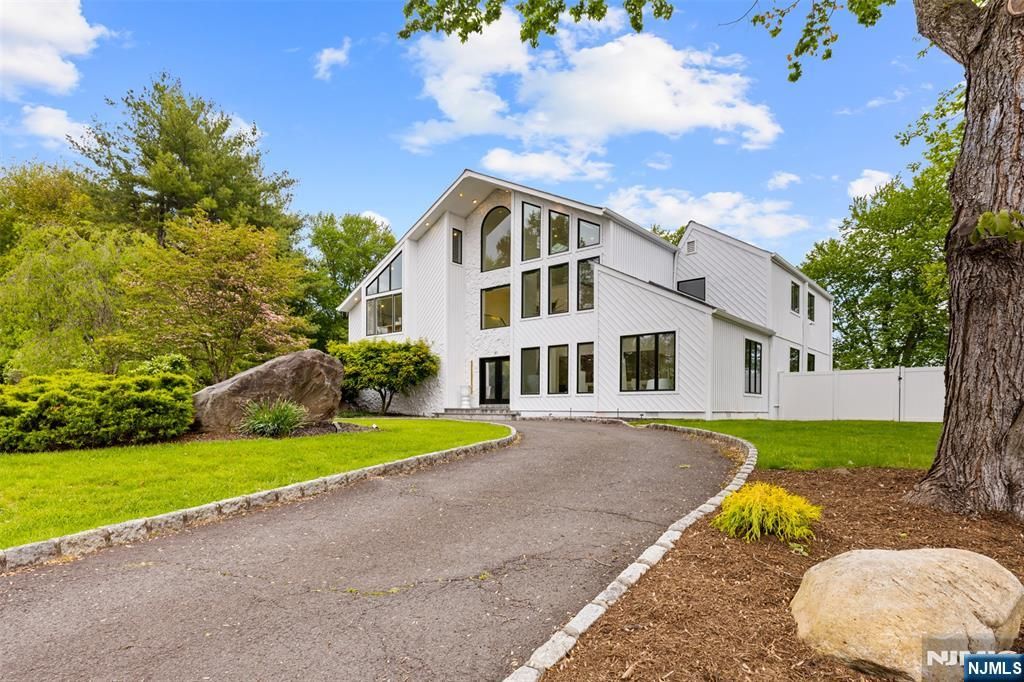 Photo of 81 Greenwoods Road, Old Tappan, NJ 07675 (MLS # 26016460)