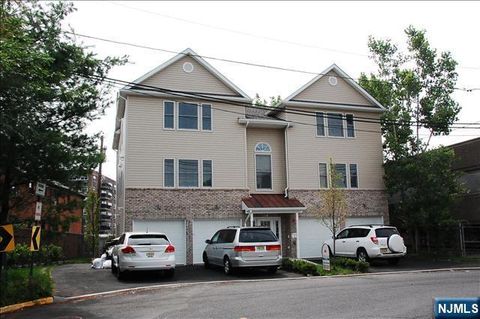 Photo of 2160 Hoyt Ave #2B, Fort Lee, NJ 07024 (MLS # 26020487)