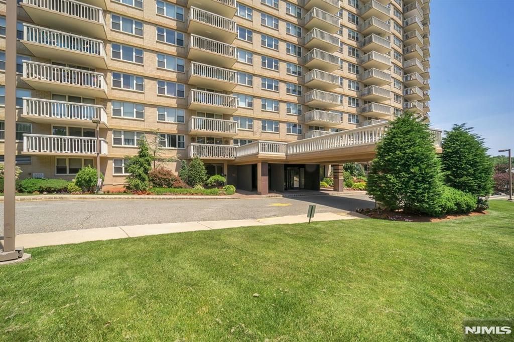 Photo of 555 North Avenue #12 A, Fort Lee, NJ 07024 (MLS # 26009317)