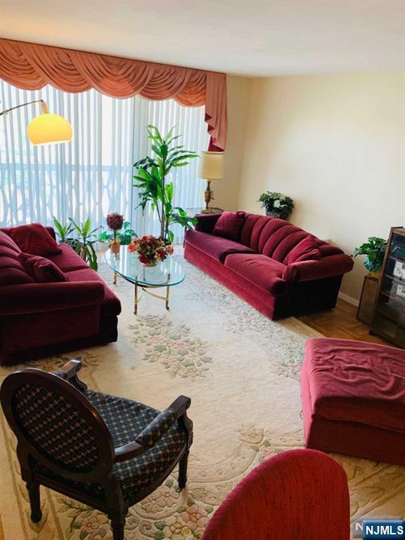 2000 Linwood Avenue 9X