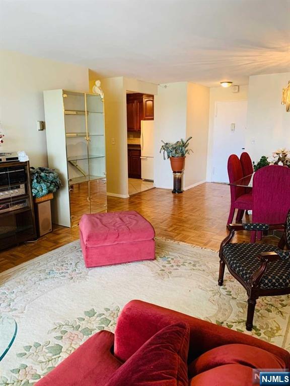 2000 Linwood Avenue 9X