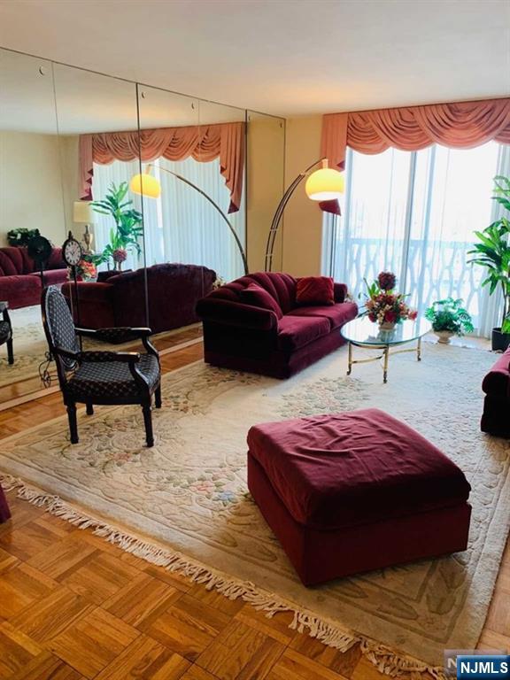 2000 Linwood Avenue 9X