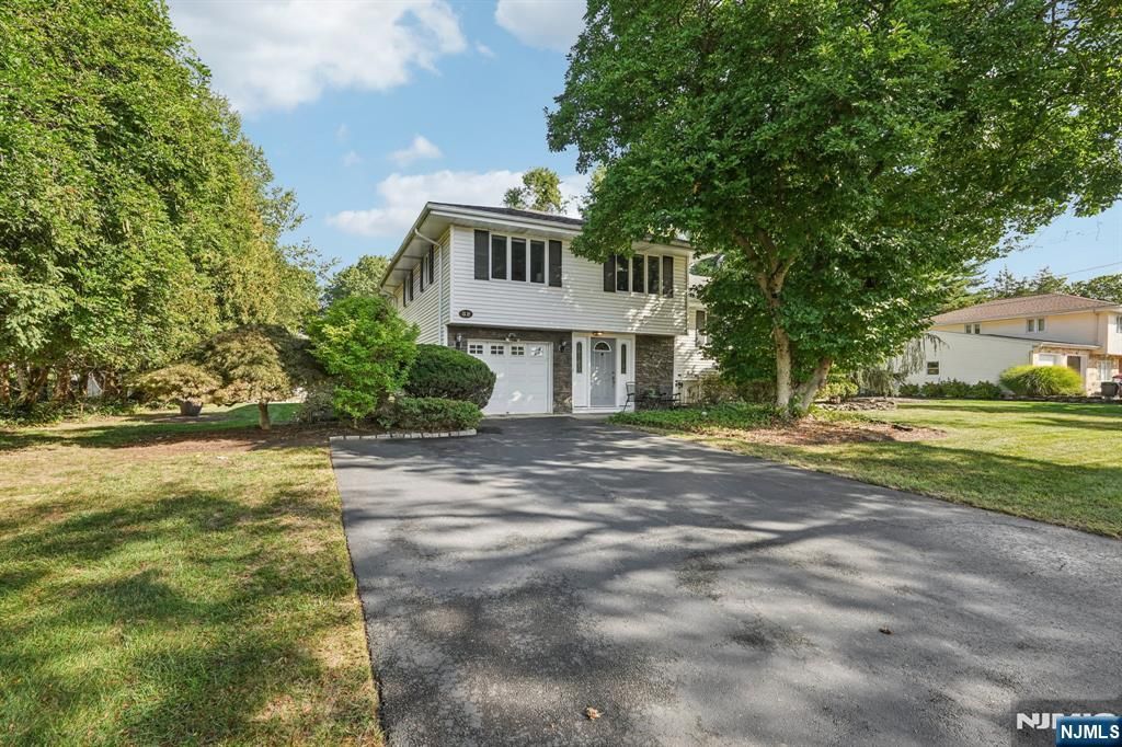 Photo of 32 Augusta Dr, Wayne, NJ 07470 (MLS # 25038741)
