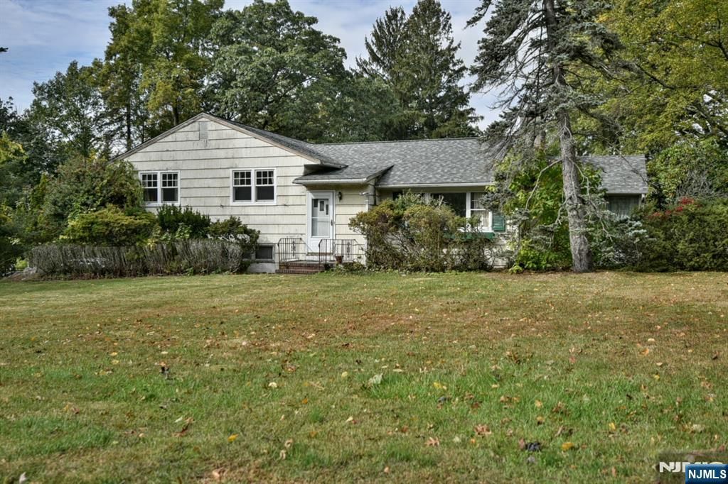 Photo of 25 Orchard Drive, Upper Saddle River, NJ 07458 (MLS # 25034854)