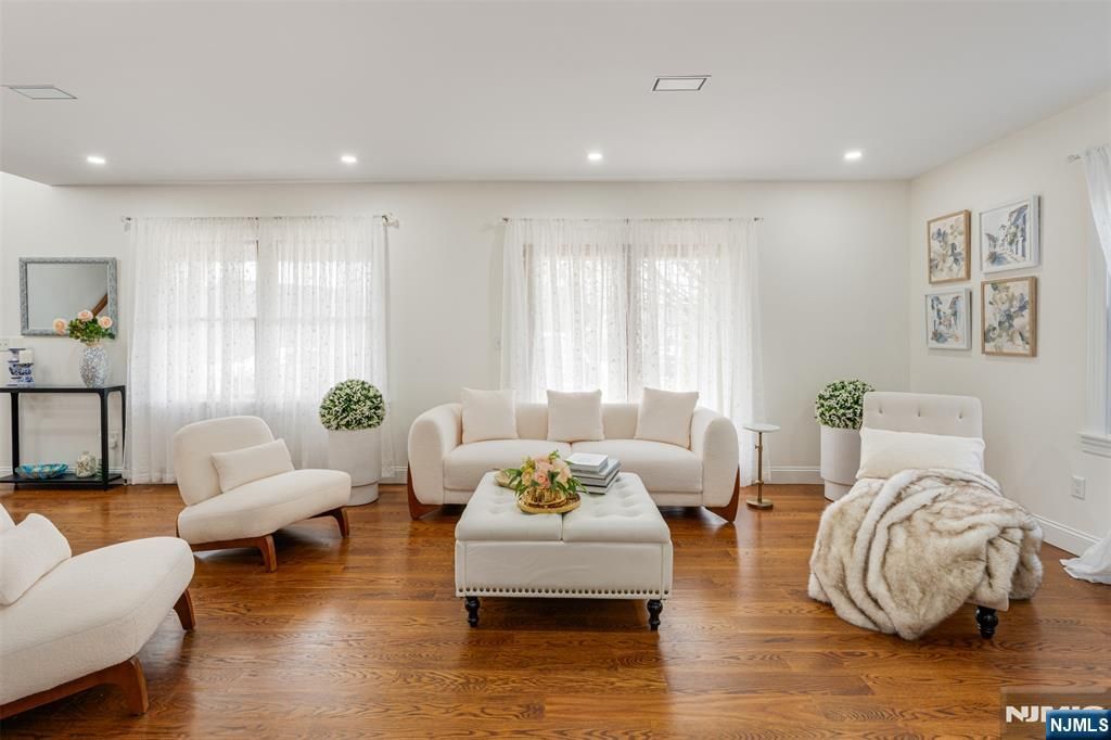 Photo of 8 Dean Ct, Rutherford, NJ 07070 (MLS # 26009632)