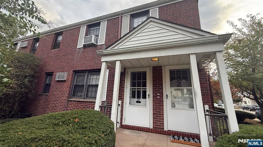 Great location for the commuter. Freshly painted and ready to move in. Newly renovated kitchen, Large living room (Verizon ready) newer bath, one bedroom with ample closet space. Hardwood floors throughout. Heat/Hot water included. Coin laundry on premises. Convenient to all downtown restaurants and shops. Landlord seeks high credit scores, application, POE, POI.