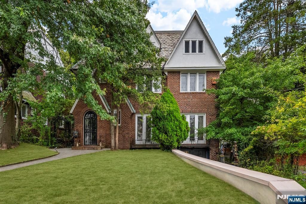 Photo of 14 Upper Mountain Avenue, Montclair, NJ 07042 (MLS # 25034736)