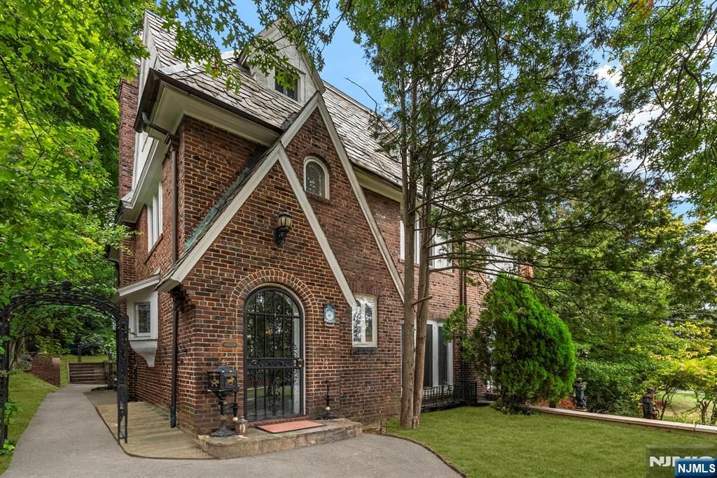 Photo of 14 Upper Mountain Avenue, Montclair, NJ 07042 (MLS # 25034736)