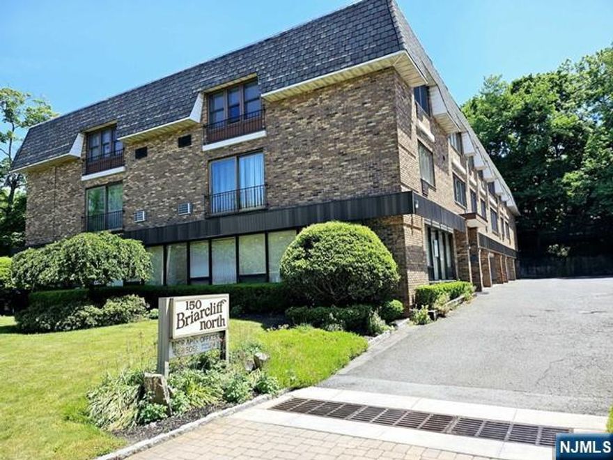 Fantastic 1 bedroom unit in Briarcliff Manor is available for rent. Located close to the bus stop, schools, down town shoppings and restaurants. Bright and airy south facing unit has lots of sunlight during the day. Updated kitchen and bathroom, lots of closets space, newer appliances, and wall A/C unit in the living room and bedroom. Credit report and interview required. No pet is allowed.