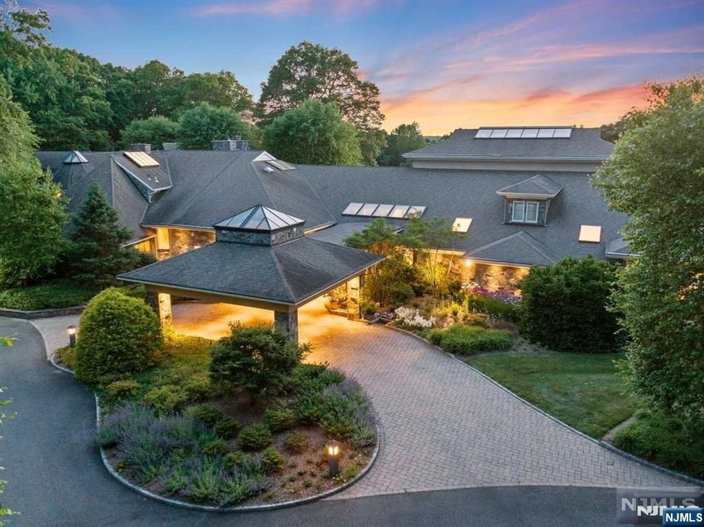 Photo of 125 Chestnut Ridge Road, Saddle River, NJ 07458 (MLS # 24035565)