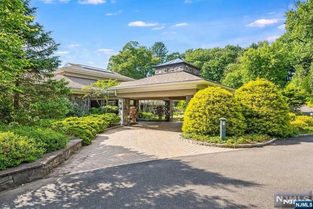 Photo of 125 Chestnut Ridge Road, Saddle River, NJ 07458 (MLS # 24035565)