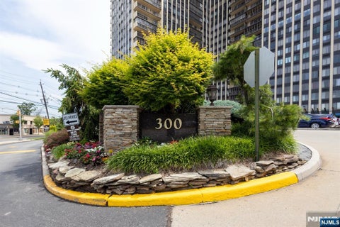 Photo of 300 Winston Drive #1418, Cliffside Park, NJ 07010 (MLS # 26020861)