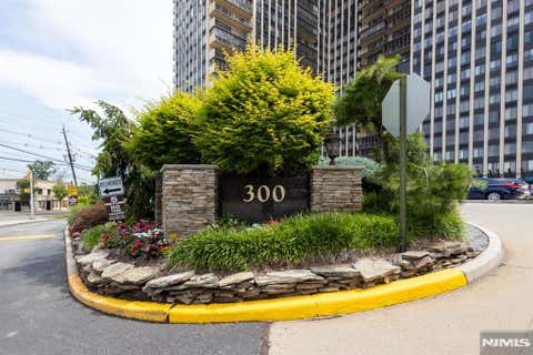 Photo of 300 Winston Drive #1418, Cliffside Park, NJ 07010 (MLS # 26020861)