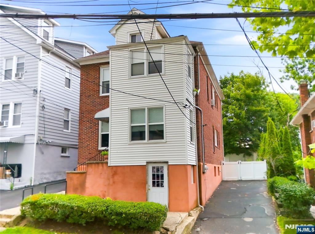 100 Hancox Avenue