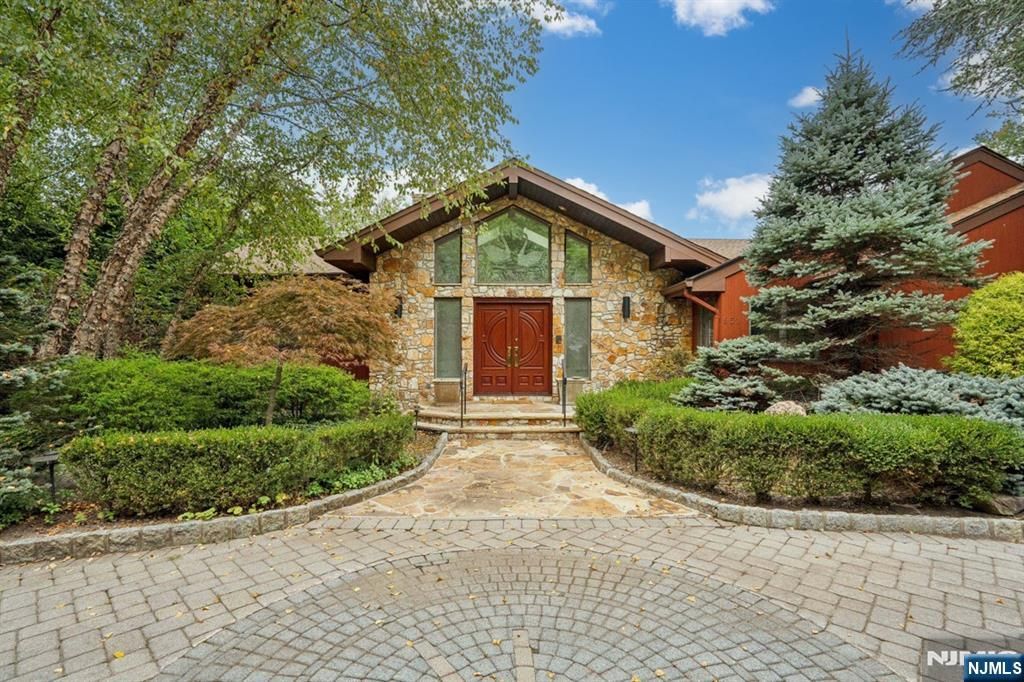Photo of 951 Scioto Drive, Franklin Lakes, NJ 07417 (MLS # 25033845)