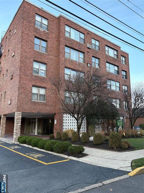 Photo of 275 Hoym St #4H, Fort Lee, NJ 07024 (MLS # 26002153)