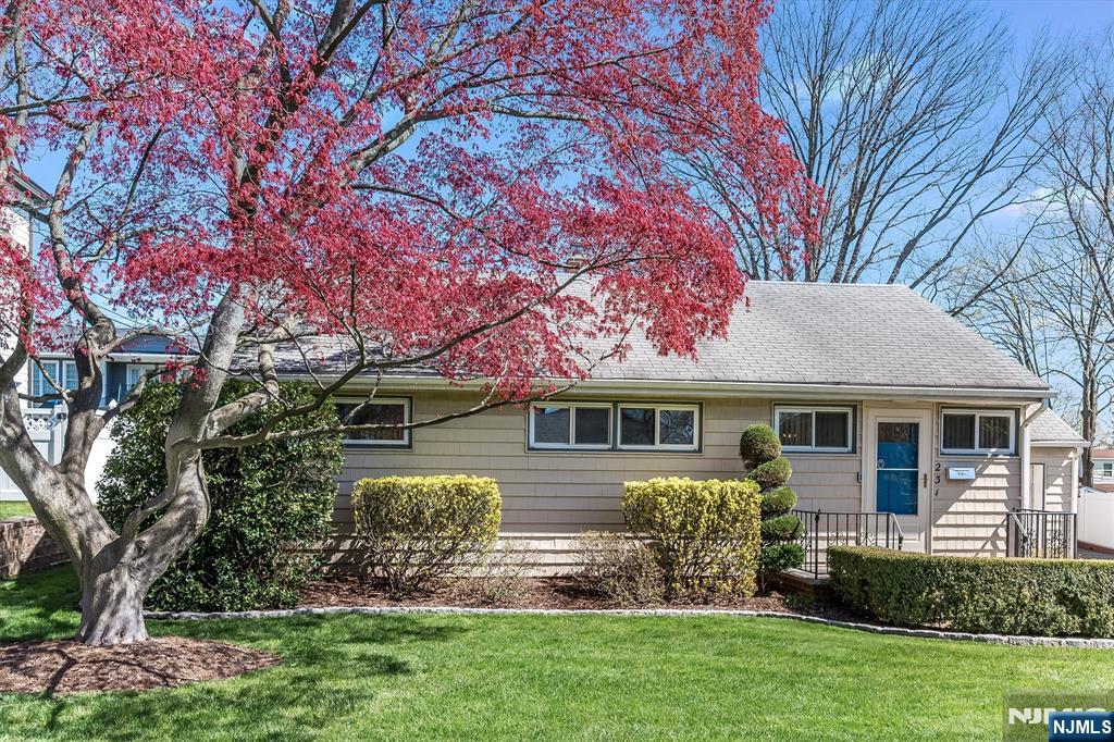 Property for Sale at 231 Hillside Avenue, Paramus, New Jersey - Bedrooms: 3 
Bathrooms: 2 
Rooms: 7  - $829,000