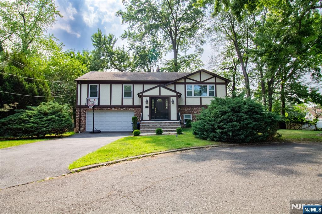 7 Campi Ct, Dumont, New Jersey - 3 Bedrooms  
3 Bathrooms  
11 Rooms - 