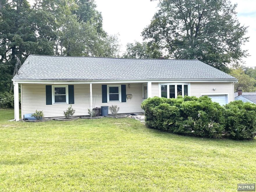 No Steps Ranch in Most Sought after Livignston! 3 bedroom, one full bath, updated kitchen. Near Schoo,